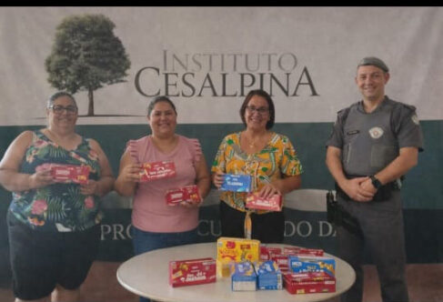 Polícia Militar entrega doação de bombons para assistidos do Instituto Cesalpina (Foto: O Diário de Barretos)