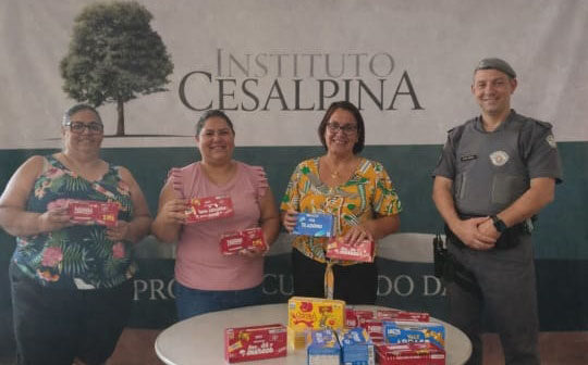 Polícia Militar entrega doação de bombons para assistidos do Instituto Cesalpina (Foto: O Diário de Barretos)