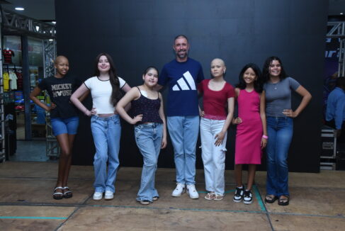 Coordenador Reinaldo junto as candidatas que disputam os títulos de rainha, princesa e madrinha