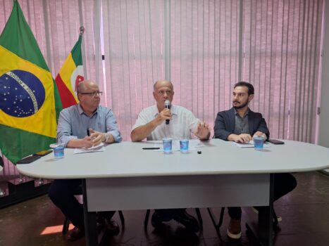 Superintendente NIlson Andrade ladeado pelo secretário Luis Carlos Buch e o procurador Bruno Freitas Correa