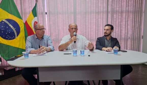 Superintendente NIlson Andrade ladeado pelo secretário Luis Carlos Buch e o procurador Bruno Freitas Correa