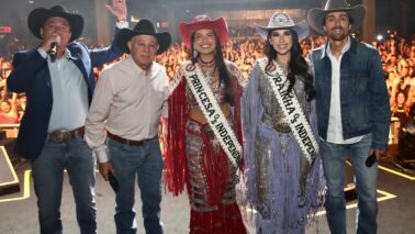 Jeronimo e Pedro Muzeti; a Rainha Lara Peghim, a Princesa Thaiane Galvão e o locutor Cuiabano Lima