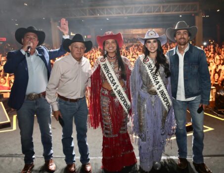 Jeronimo e Pedro Muzeti; a Rainha Lara Peghim, a Princesa Thaiane Galvão e o locutor Cuiabano Lima