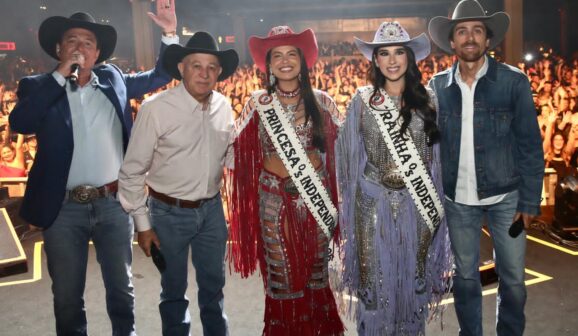 Jeronimo e Pedro Muzeti; a Rainha Lara Peghim, a Princesa Thaiane Galvão e o locutor Cuiabano Lima