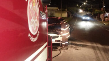 Incêndio causa danos em veículo na área central (Foto: O Diário de Barretos)