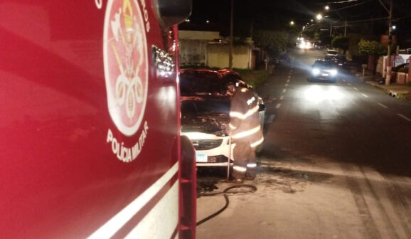 Incêndio causa danos em veículo na área central (Foto: O Diário de Barretos)