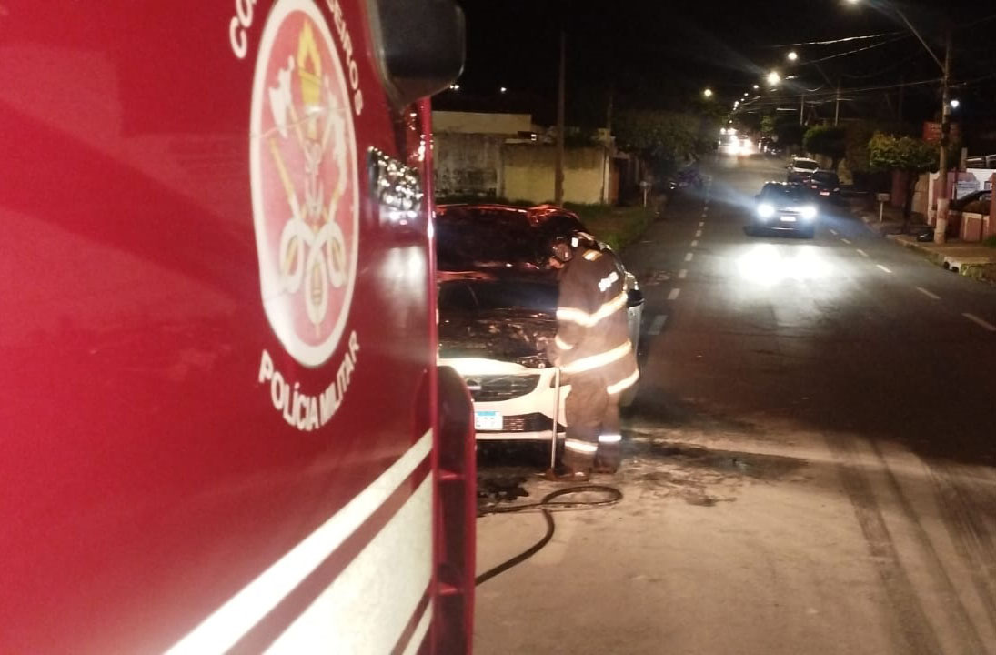 Incêndio causa danos em veículo na área central
