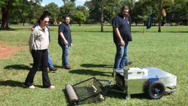 Andréa ao lado de Eduardo, acompanha os ajustes técnicos do robô no campo do clube de golfe (Foto: Tininho Júnior)
