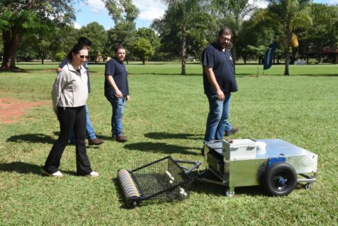 Andréa ao lado de Eduardo, acompanha os ajustes técnicos do robô no campo do clube de golfe (Foto: Tininho Júnior)