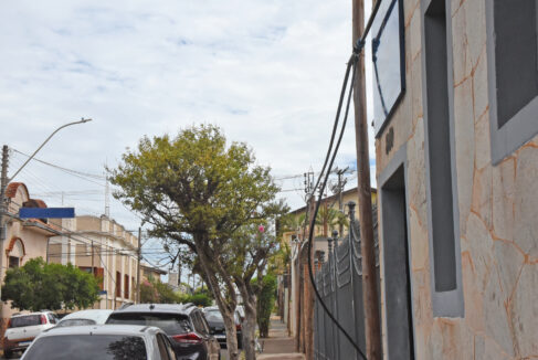 Poste de madeira sustenta de rede de água provisória na avenida 27, entre as ruas 20 e 22