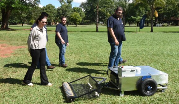 Andréa ao lado de Eduardo, acompanha os ajustes técnicos do robô no campo do clube de golfe (Foto: Tininho Júnior)
