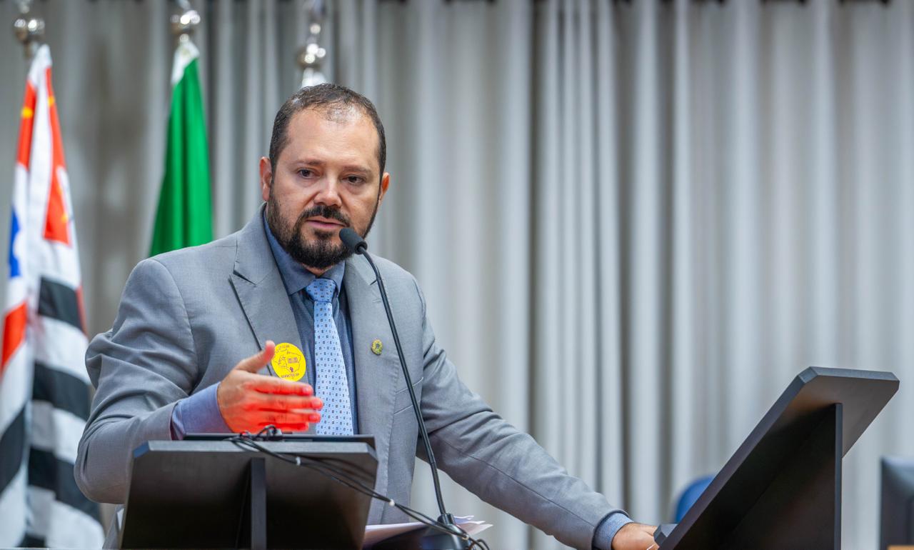Vereador também pede providências sobre reclamação de moradores