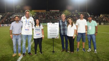 Autoridades e dirigentes do BEC durante o descerramento da placa Autoridades e dirigentes do BEC durante o descerramento da placa