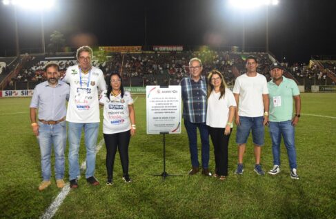 Autoridades e dirigentes do BEC durante o descerramento da placa