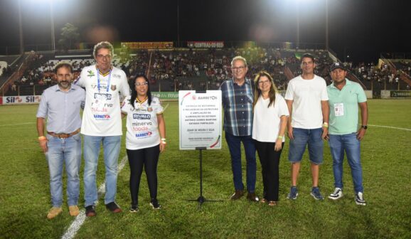 Autoridades e dirigentes do BEC durante o descerramento da placa
