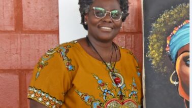 Ana Paula Ferreira, é coordenadora da Casa da Mulher Paulista em Barretos Para além das flores: quando a cidadania feminina caberá no orçamento?