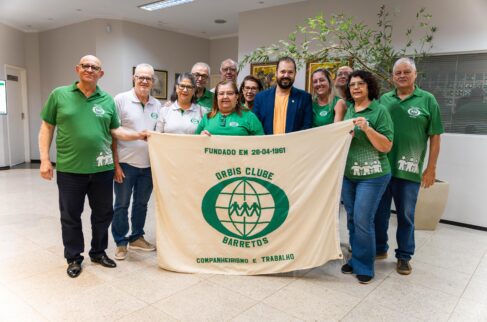 Vereador Itamar Alves com integrantes do Orbis Clube na Câmara barretense (Foto: Vinicius Borges)