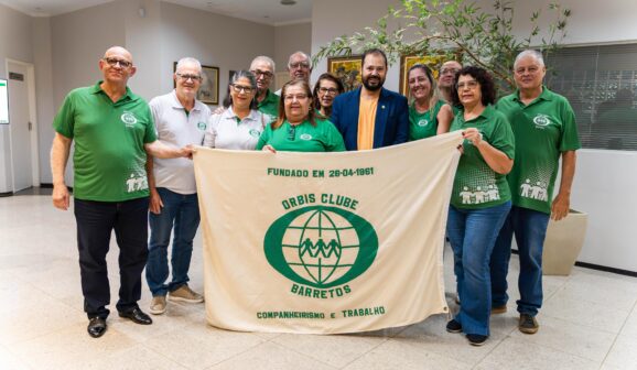 Vereador Itamar Alves com integrantes do Orbis Clube na Câmara barretense (Foto: Vinicius Borges)