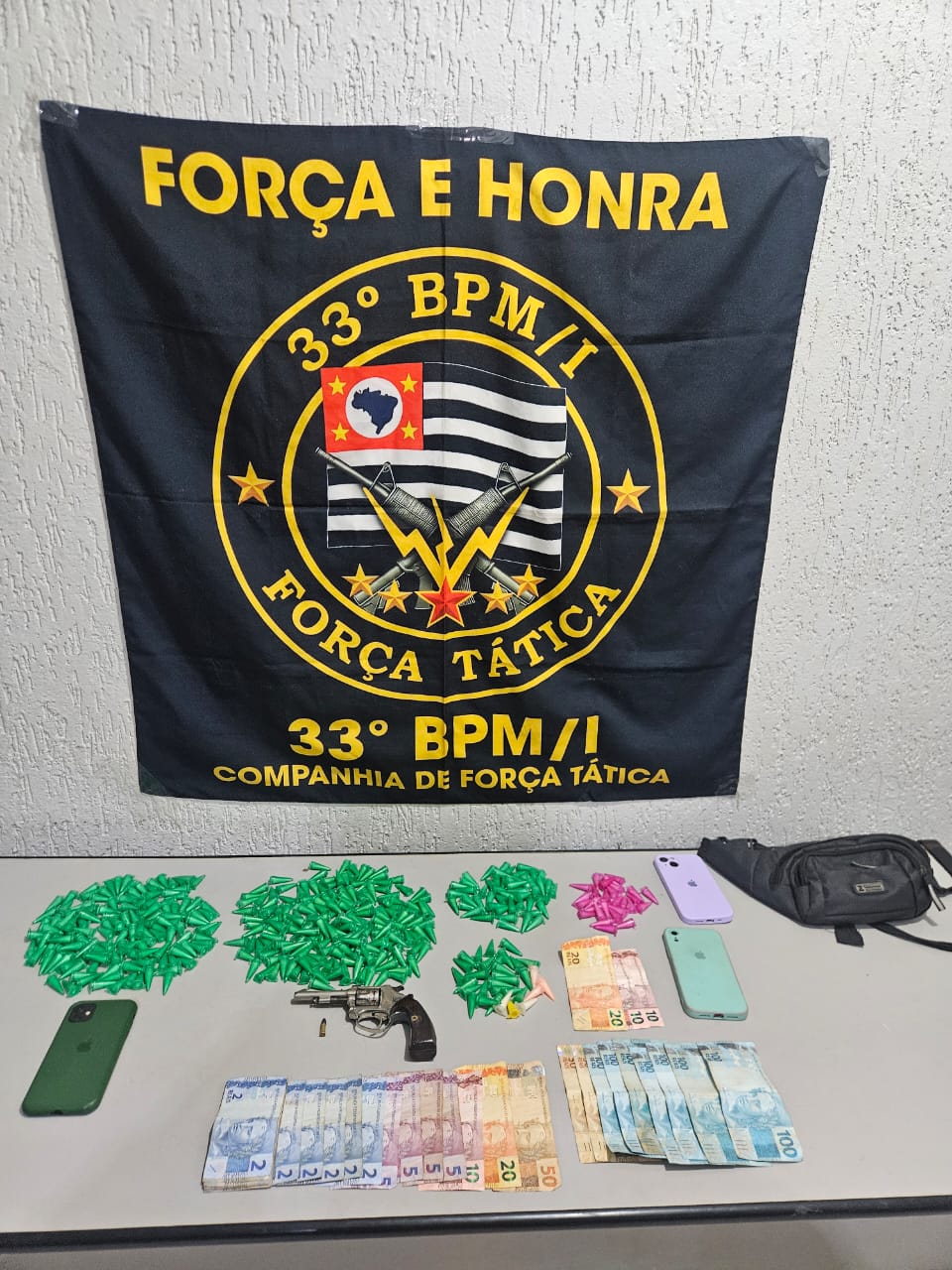 PM detém cinco infratores e apreende cocaína e arma no Luís Spina