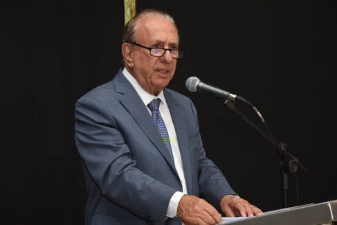 Sebastião Misiara durante seu discurso no evento comunitário