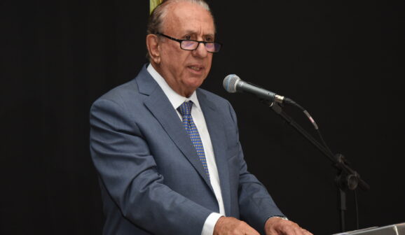 Sebastião Misiara durante seu discurso no evento comunitário