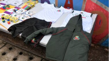 Uniformes e materiais escolares distribuídos para alunos da rede municipal (Foto: Divulgação/Prefeitura de Barretos)