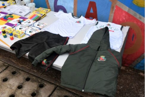 Uniformes e materiais escolares distribuídos para alunos da rede municipal (Foto: Divulgação/Prefeitura de Barretos)