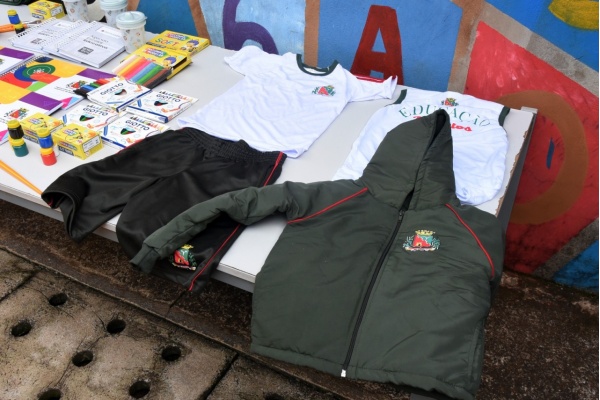 Prefeitura admite defeitos em parte de uniformes entregues a alunos