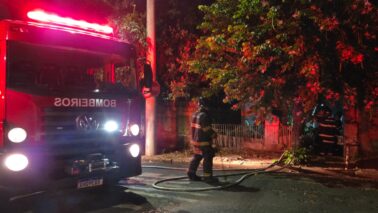 Bombeiros apagam incêndio em residência abandonada no bairro Boa Vista (Foto: O Diário de Barretos) Bombeiros apagam incêndio em residência abandonada no bairro Boa Vista (Foto: O Diário de Barretos)
