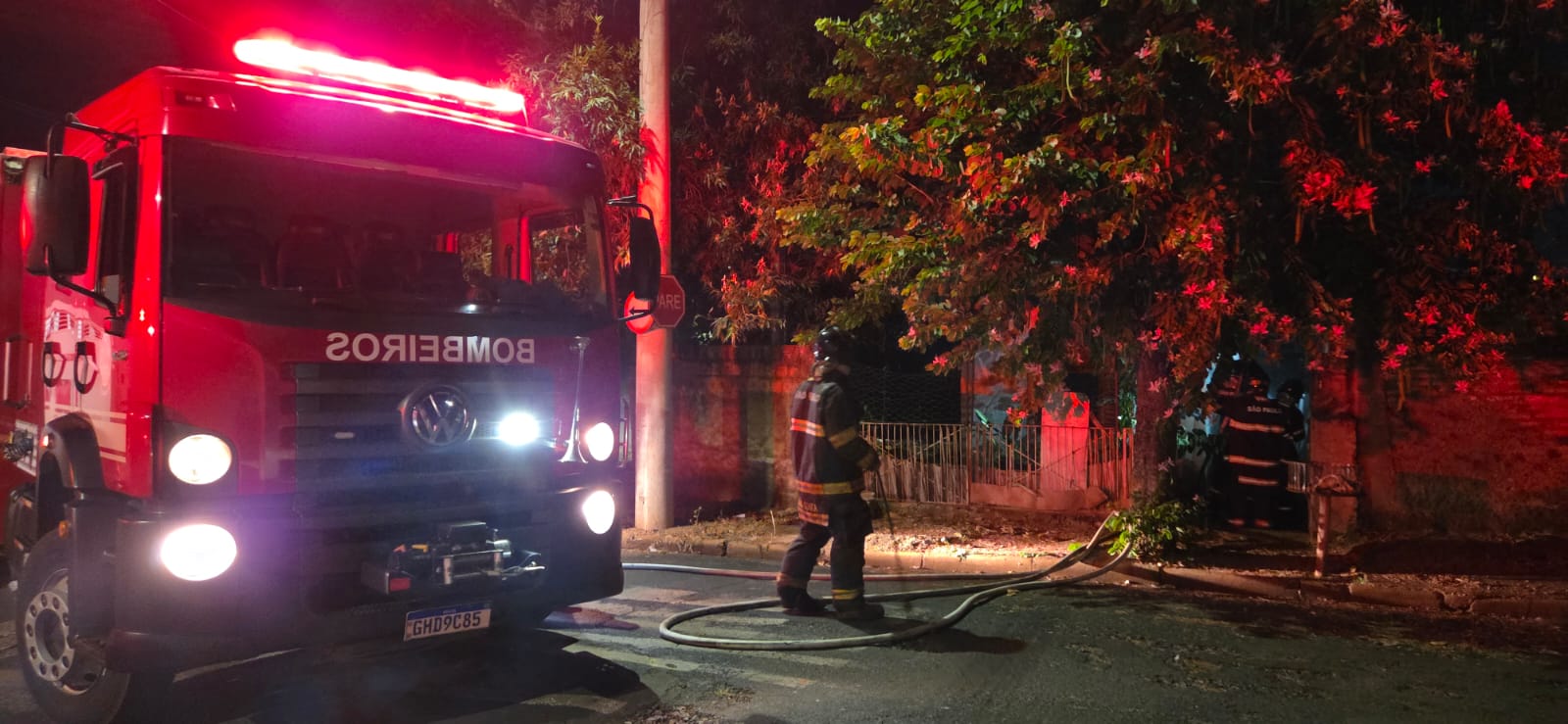 Bombeiros apagam incêndio em residência abandonada no bairro Boa Vista