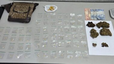 Jovem é detido por venda de drogas no bairro Pimenta (Foto: O Diário de Barretos) Jovem é detido por venda de drogas no bairro Pimenta (Foto: O Diário de Barretos)