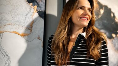 Adriana Brandão Lima estampa a coluna hoje