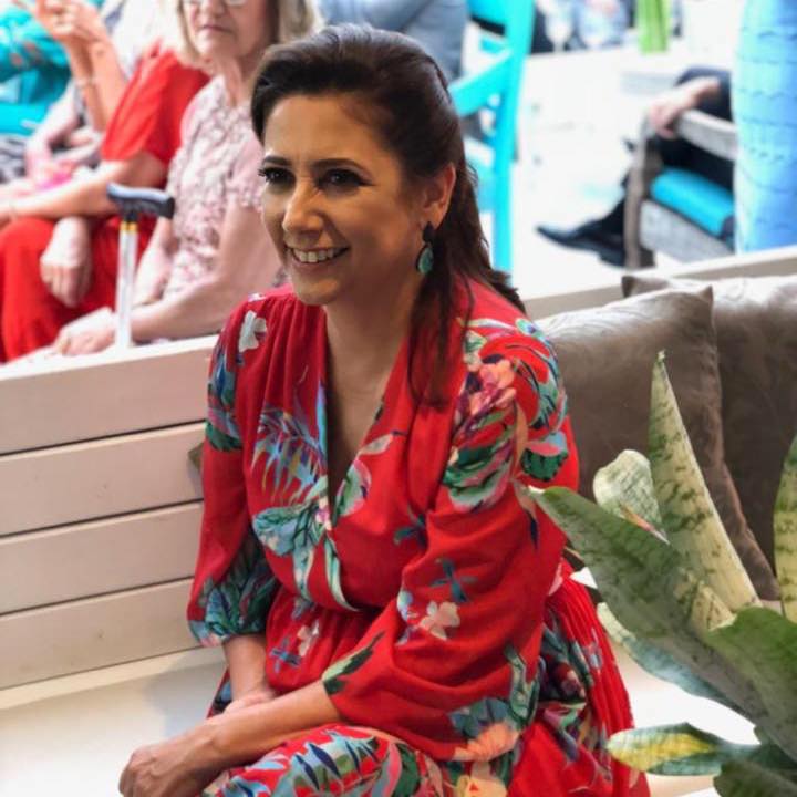A sempre elegante Adriane Angélica festeja aniversário hoje