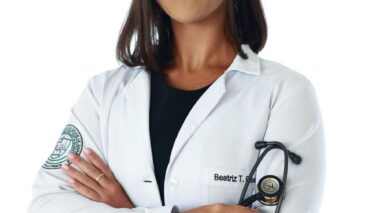 Beatriz Trassi Ribeiro, estudante do 9º período do curso de Medicina da FACISB, orientada pelo prof. Otávio Costa Vincenzi Câncer de pele nos olhos? Entenda o melanoma uveal