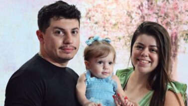Os papais Gabriel Alves Caetano e Allana de Almeida