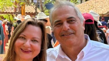 Samir Henrique Abou Karnib ganha milhões de beijos da esposa Sueli Samir Henrique Abou Karnib ganha milhões de beijos da esposa Sueli