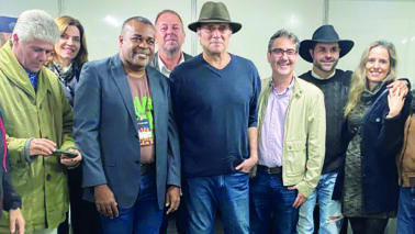 Representantes da Prefeitura foram recebidos pelo cantor Almir Sater