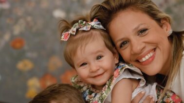Maria Vera Bertazzi ganha os mimos dos filhos