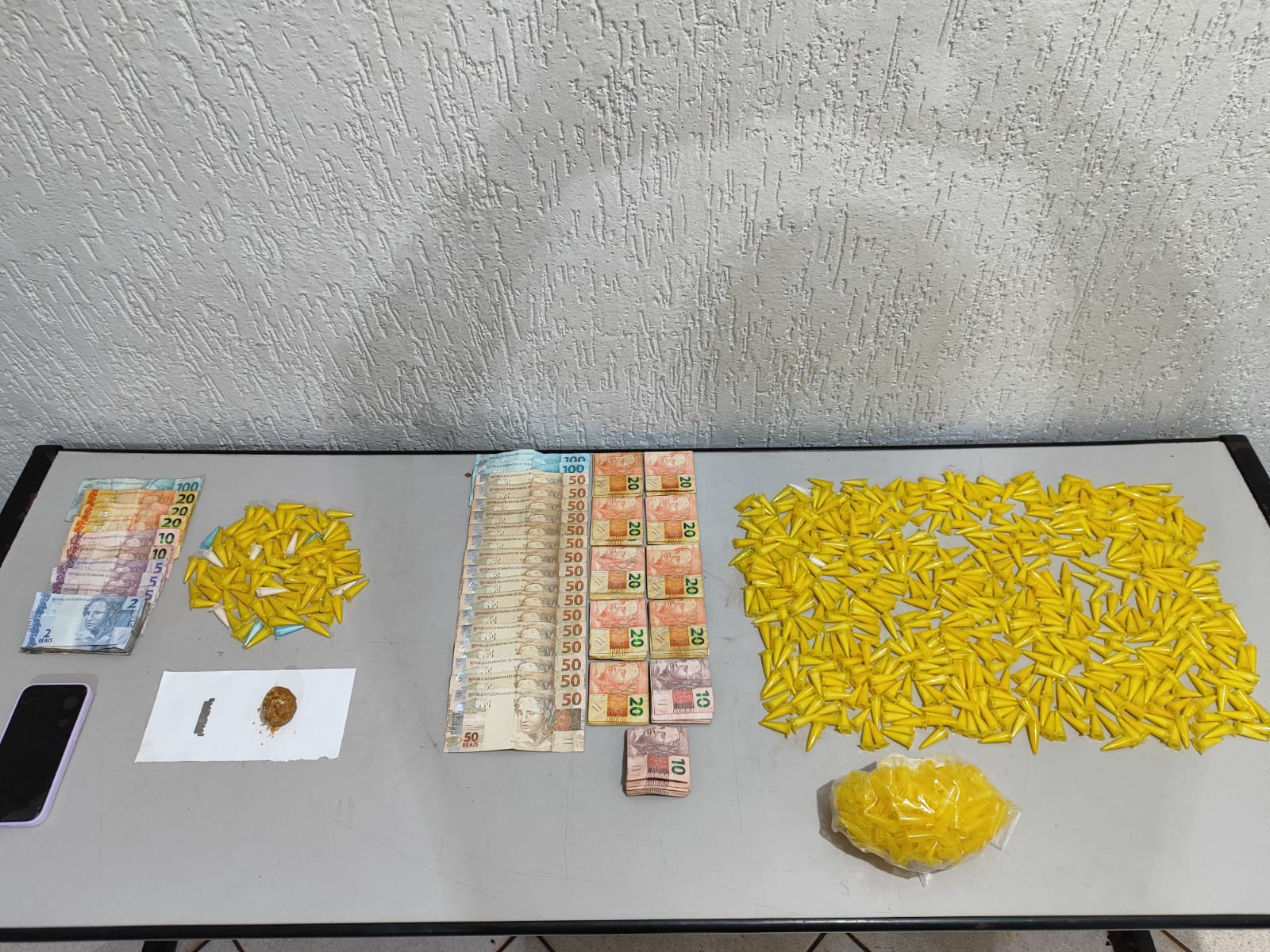 PM aborda suspeito e apreende mais de meio quilo de entorpecentes