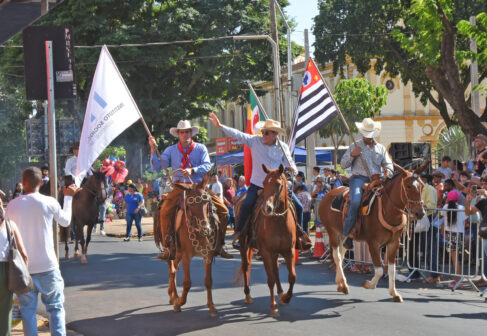 O 2º Desfile da Cultura Tropeira levou emoção e orgulho às ruas de Barretos, celebrando nossas raízes e a história do homem do campo
