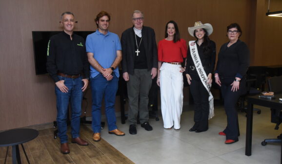 O bispo diocesano de Barretos, Dom Milton Kenan Júnior, juntamente com o diretor do GMB, Marcelo Monteiro de Barros, coordenaram, na tarde de terça-feira (19), uma reunião com os candidatos a Rei e Rainha da Alegria da Cidade de Maria.