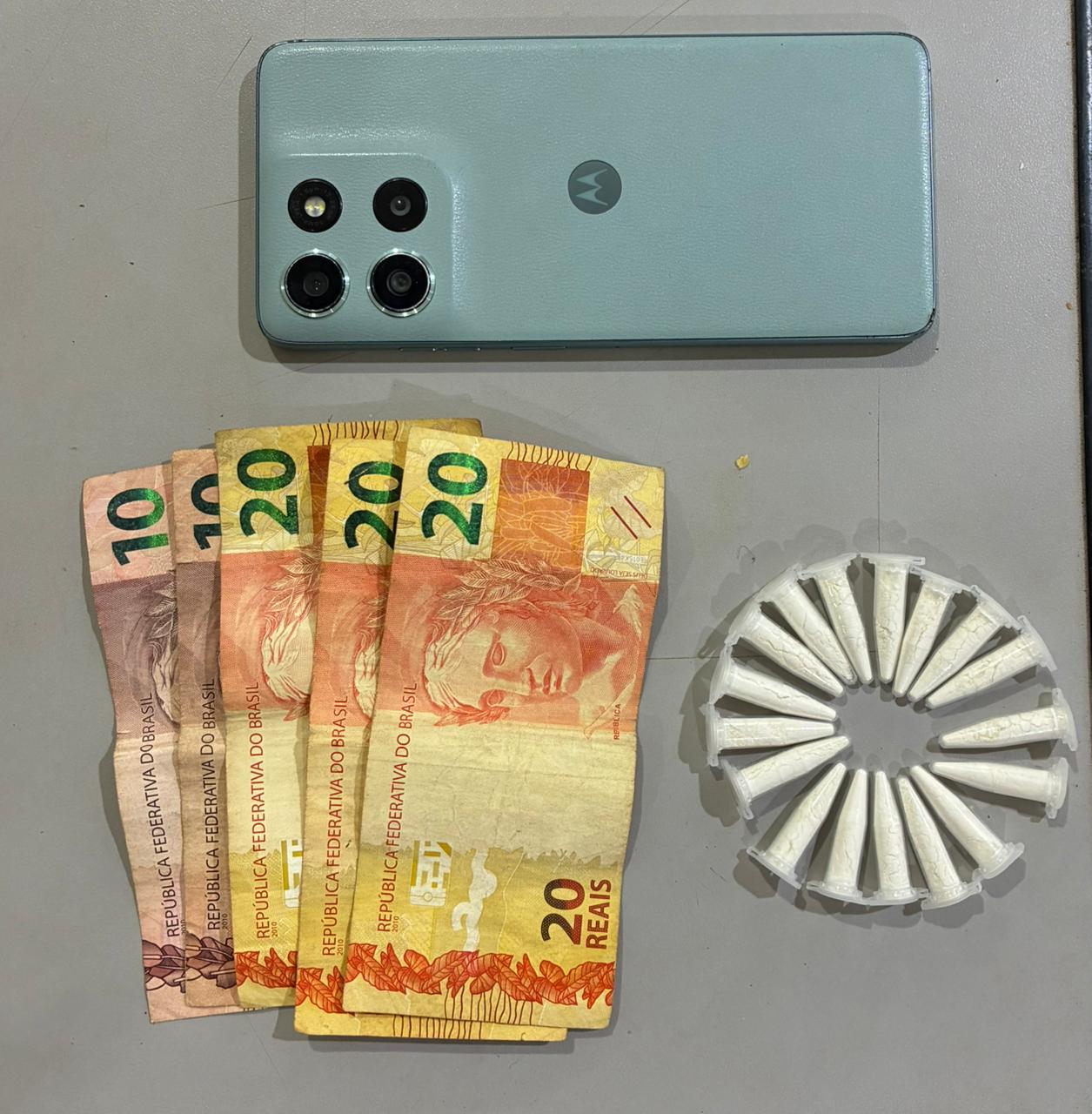Auxiliar de limpeza é surpreendido durante venda de cocaína
