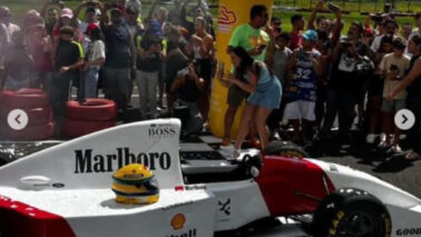 Barretense colabora com capacete e adesivos de réplica de carro de Ayrton Senna