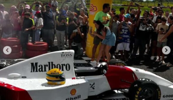 Barretense colabora com capacete e adesivos de réplica de carro de Ayrton Senna