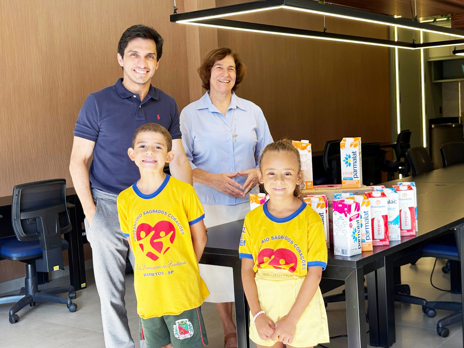 Educandário Sagrados Corações recebe doação de leite 