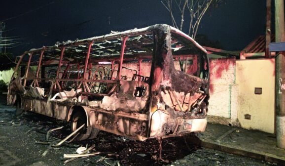 Incêndio destrói ônibus no bairro Marieta (Foto: O Diário de Barretos)