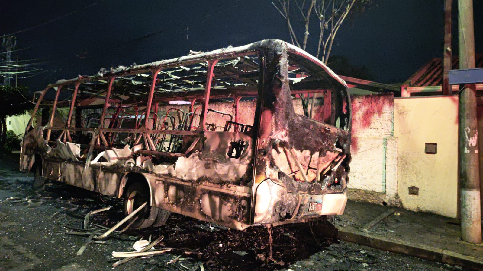 Incêndio destrói ônibus no bairro Marieta
