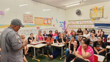 O Corpo de Bombeiros de Barretos realizou uma palestra para os funcionários e professores do CEMEI Célia Regina Aileo sobre realização de atendimento de primeiros socorros no ambiente escolar.