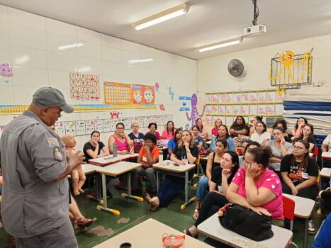 O Corpo de Bombeiros de Barretos realizou uma palestra para os funcionários e professores do CEMEI Célia Regina Aileo sobre realização de atendimento de primeiros socorros no ambiente escolar.