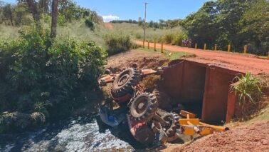 Bombeiros socorrem tratorista ferido em acidente (Foto: O Diário de Barretos)